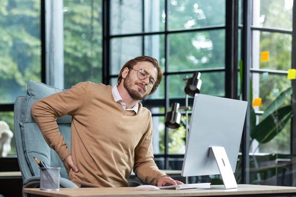 impatto-della-sedentarieta-e-delle-posture-scorrette-sulla-salute Trascorrere molte ore seduti davanti al computer, in macchina o sul divano può causare dolori muscolari e problemi alla schiena.