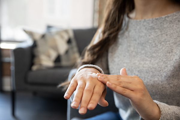 La riduzione del flusso sanguigno può rendere la pelle secca e screpolata. Anche la riduzione della produzione di sebo, favorita dalle basse temperature, compromette l'idratazione naturale della pelle.