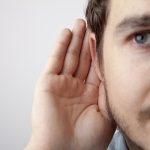 Effettuare regolarmente check-up otorinolaringoiatrici è cruciale per proteggere la salute uditiva a lungo termine.