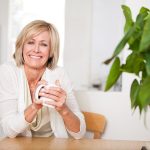 La menopausa generalmente si manifesta tra i 45 e i 55 anni ed è caratterizzata da cambiamenti ormonali che influenzano diversi aspetti della salute, tra cui metabolismo, composizione corporea e benessere generale.