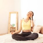 La mindfulness, focalizzandosi sul vivere nel qui e ora, offre un valido supporto per affrontare la tristezza stagionale.