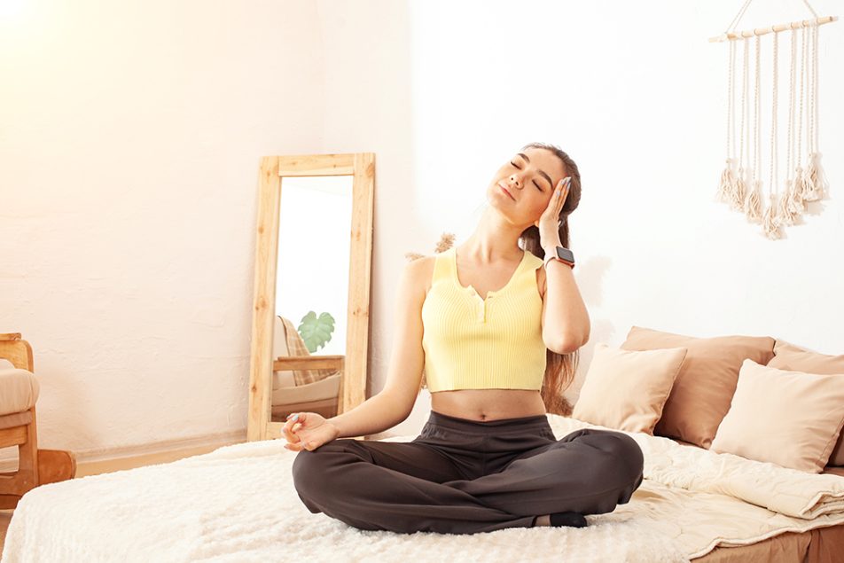 la-mindflness-come-insegnamento-del-vivere-momento-per-momento La mindfulness, focalizzandosi sul vivere nel qui e ora, offre un valido supporto per affrontare la tristezza stagionale.