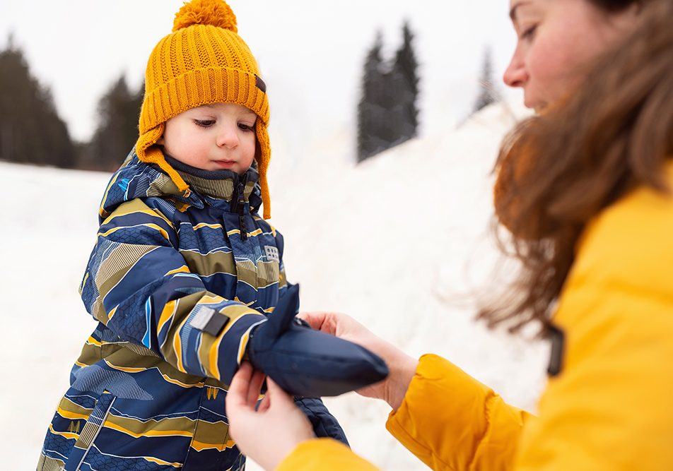 Essendo costantemente esposte agli agenti atmosferici, la barriera protettiva della pelle delle mani può essere danneggiata dalle temperature rigide, dal vento e dalla bassa umidità.