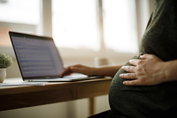 Se desiderate una gravidanza e soffrite di endometriosi, consultate il ginecologo per valutare il trattamento migliore, che può includere monitoraggio, farmaci o intervento chirurgico laparoscopico.