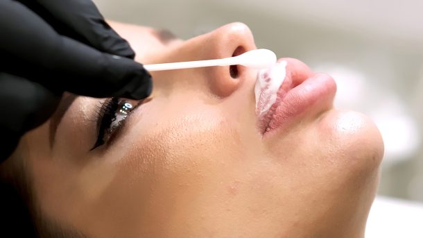 proprieta-e-impieghi-della-lidocaina La lidocaina è un anestetico locale ampiamente utilizzato in farmacia, pronto soccorso e dai dentisti per ridurre il dolore e il disagio in diverse situazioni mediche, tra cui chirurgia minore, piercing e tatuaggi.