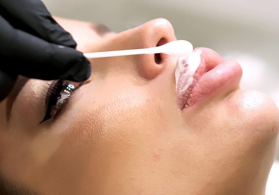 La lidocaina è un anestetico locale ampiamente utilizzato in farmacia, pronto soccorso e dai dentisti per ridurre il dolore e il disagio in diverse situazioni mediche, tra cui chirurgia minore, piercing e tatuaggi.