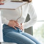 La colecistectomia laparoscopica è una procedura chirurgica comune per rimuovere la cistifellea, un piccolo organo a forma di pera situato sotto il fegato nei casi di calcoli biliari e colecistite.