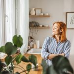 L’aria che respiriamo tra le mura domestiche può sembrare pulita, ma spesso nasconde insidie invisibili come polveri sottili, allergeni, composti organici volatili come formaldeide e benzene, radon e altri inquinanti che possono peggiorare l’asma e scatenare allergie.