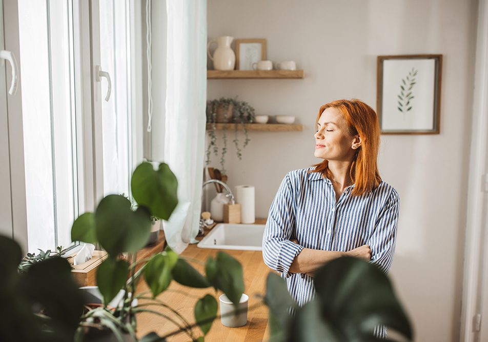 respirare-aria-pulita-in-casa-e-fondamentale L’aria che respiriamo tra le mura domestiche può sembrare pulita, ma spesso nasconde insidie invisibili come polveri sottili, allergeni, composti organici volatili come formaldeide e benzene, radon e altri inquinanti che possono peggiorare l’asma e scatenare allergie.