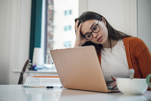 Umore depresso, perdita di interesse, affaticamento, aumento del sonno, variazione dell'appetito e difficoltà di concentrazione, insieme ad altri sintomi fisici, sono riconducibili al disturbo di tristezza stagionale.
