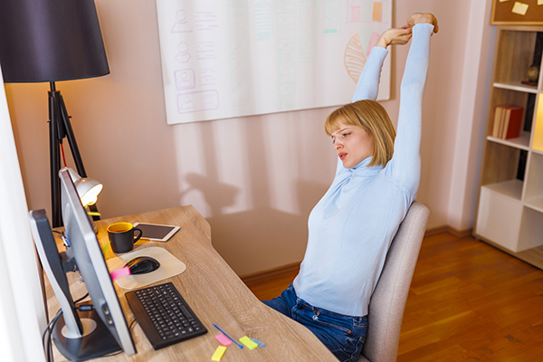 L’affaticamento visivo si manifesta con una serie di sintomi fastidiosi: occhi stanchi, secchi e irritati, visione offuscata o doppi, mal di testa, dolore al collo e alle spalle e difficoltà di concentrazione.