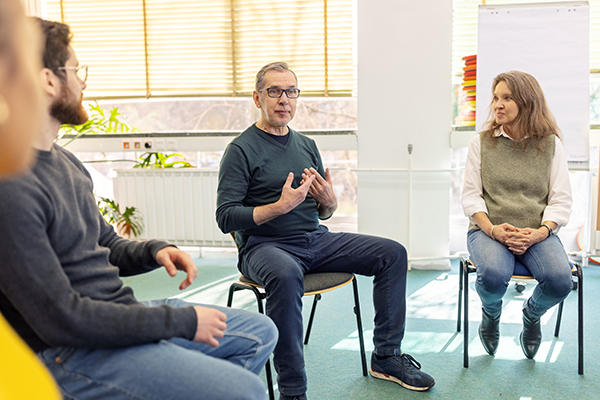 Prendersi cura di sé, cercare aiuto professionale e unirsi a un gruppo di supporto sono strategie utili a gestire i sintomi del DOC e vivere una vita appagante.