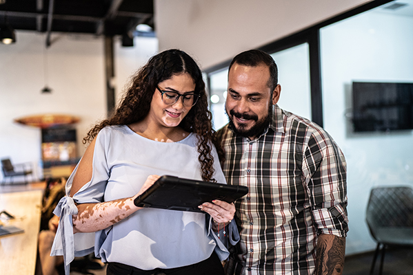 Non esiste una cura definitiva per la vitiligine, ma esistono trattamenti per rallentare la progressione della malattia: nuove terapie, come i farmaci biologici e la terapia genica, offrono speranza per il futuro.