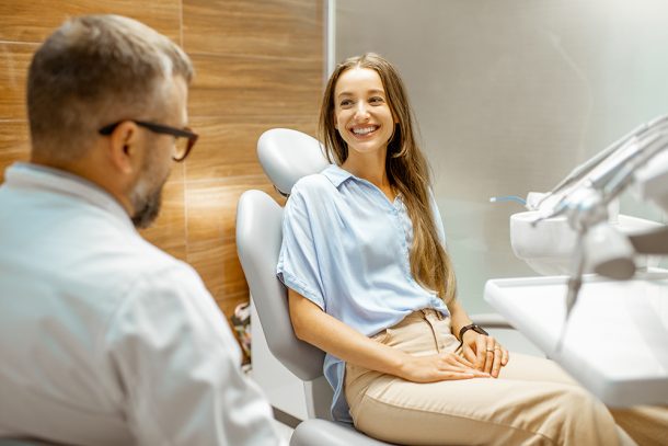visita-dentistica-post-festivita-per-mantenere-un-sorriso-sano Le festività, con l’assunzione di dolci, bevande e pasti elaborati, possono mettere a dura prova la nostra igiene dentale. Per questo è importante prendersene cura.