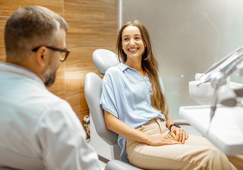 visita-dentistica-post-festivita-per-mantenere-un-sorriso-sano Le festività, con l’assunzione di dolci, bevande e pasti elaborati, possono mettere a dura prova la nostra igiene dentale. Per questo è importante prendersene cura.
