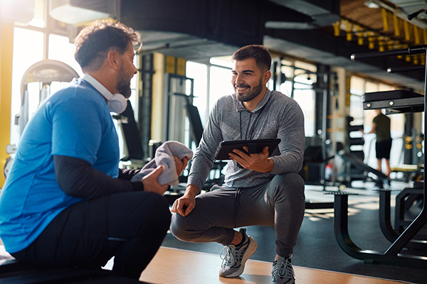 Alzarsi ogni 30 minuti dalla sedia, utilizzare una scrivania regolabile in altezza, monitorare l’attività fisica con un contapassi (o un’app), scegliere attività ricreative attive e consultare un personal trainer o un medico per un programma personalizzato.