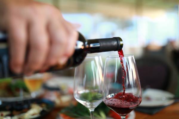 Uomo beve alcol che può interagire con augmentin