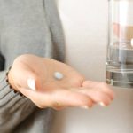 Donna prende antibiotico per infezione da escherichia coli