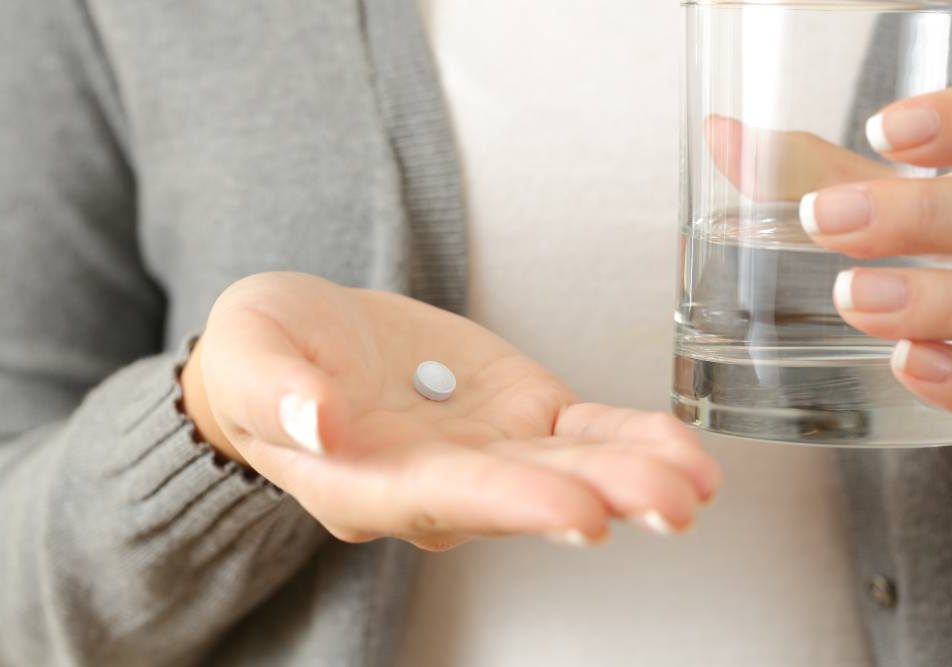 Donna prende antibiotico per infezione da escherichia coli