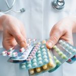 Medico con antibiotici per combattere infezione