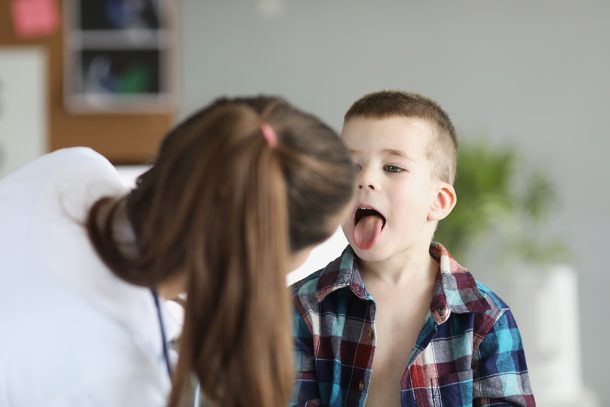 bambino-mal-di-gola-e-tosse-secca Bambino con mal di gola e tosse secca alla visita pediatrica