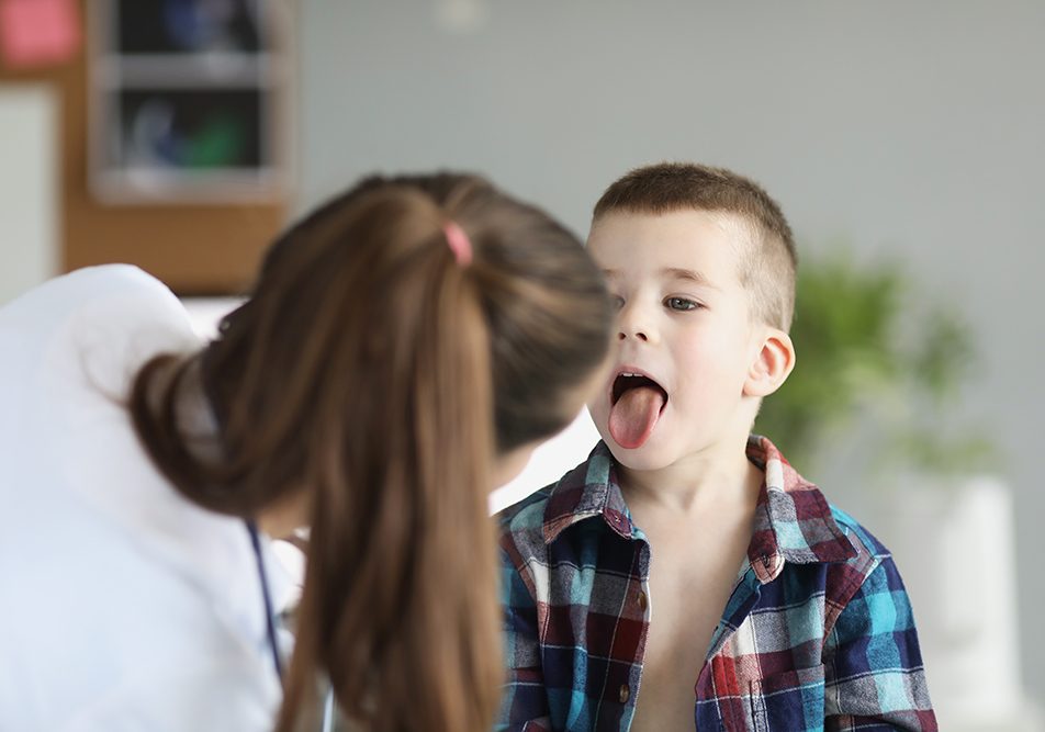 bambino-mal-di-gola-e-tosse-secca Bambino con mal di gola e tosse secca alla visita pediatrica