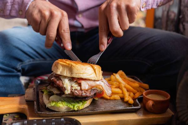 Uomo mangia cibi grassi da evitare con augmentin