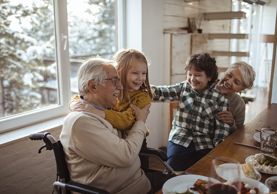 Nonni e nipoti si godono di un momento conviviale rimediando ai sintomi della cistite