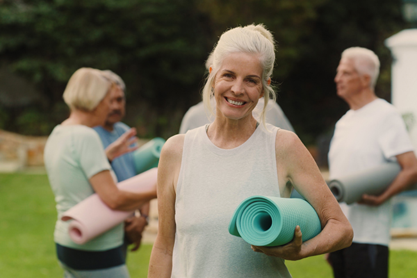 Scegliere lo sport giusto dopo i 60 anni migliora la qualità della vita, promuovendo il benessere fisico, mentale e sociale; consultare il proprio medico prima di iniziare, soprattutto se si soffre di patologie croniche.