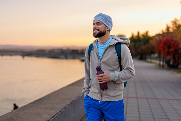 È possibile contrastare gli effetti negativi della sedentarietà adottando alcune buone pratiche: integrare l’attività fisica o la ginnastica dolce nella routine, camminare oppure praticare le arti marziali e lo stretching, oltre a seguire una dieta equilibrata e uno stile di vita sano.