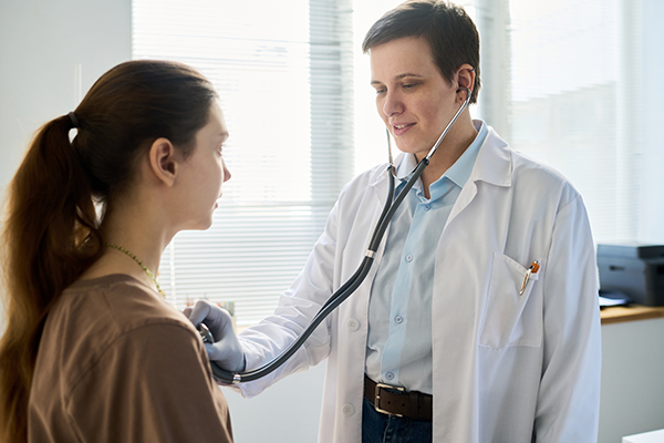 Nei casi in cui la tosse grassa è accompagnata da febbre alta, difficoltà respiratorie, dolore toracico o espettorato con tracce di sangue, o se si manifestano sintomi come broncospasmo, potrebbe essere necessario un approfondimento diagnostico.