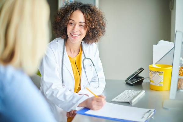 Donna consulta medico per diagnosi e uso antibiotico