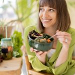 Il mindful eating è un approccio sano al cibo, che incoraggia a prestare piena attenzione all'esperienza del pasto: esso ci invita a rallentare, assaporare ogni boccone e ascoltare i segnali del nostro corpo.