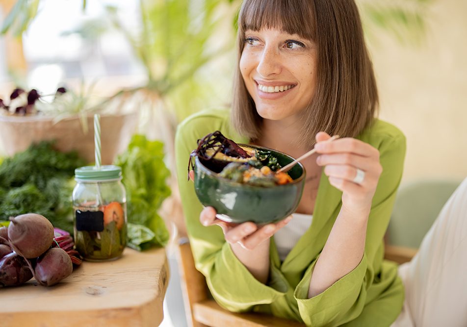 cos-e-il-mindful-eating-e-perche-e-importante Il mindful eating è un approccio sano al cibo, che incoraggia a prestare piena attenzione all'esperienza del pasto: esso ci invita a rallentare, assaporare ogni boccone e ascoltare i segnali del nostro corpo.