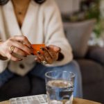 Donna con in mano antibiotico augmentin