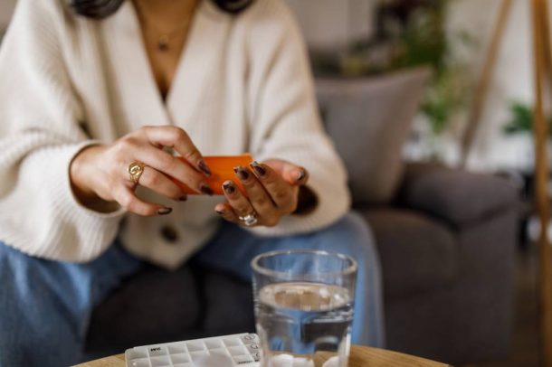 Donna con in mano antibiotico augmentin