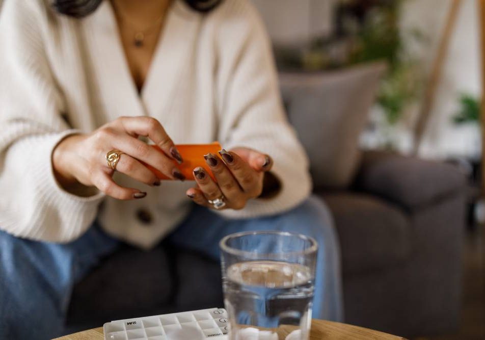 Donna con in mano antibiotico augmentin