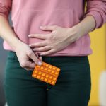 Donna assume antibiotico per infezione cistite