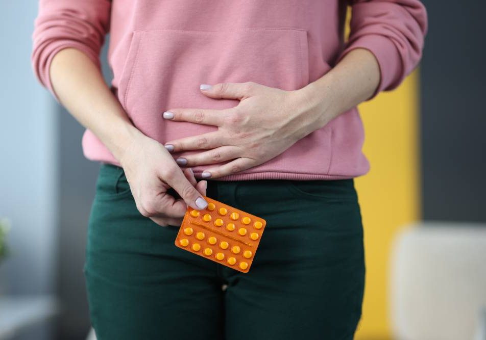 Donna assume antibiotico per infezione cistite