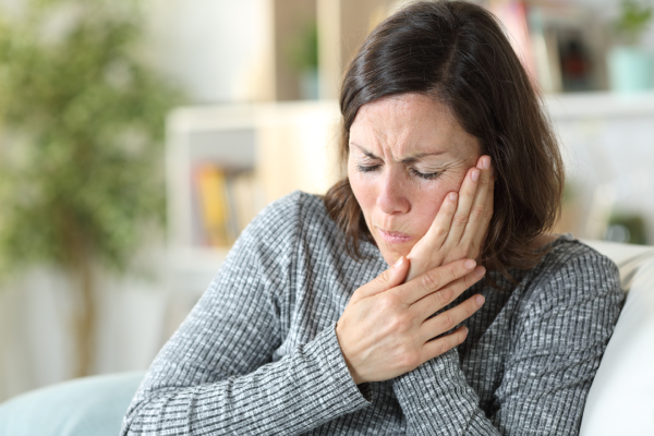 Donna dolore ascesso dentale