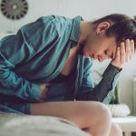 Donna avverte i sintomi della cistite, tra cui fastidio o dolore durante la minzione