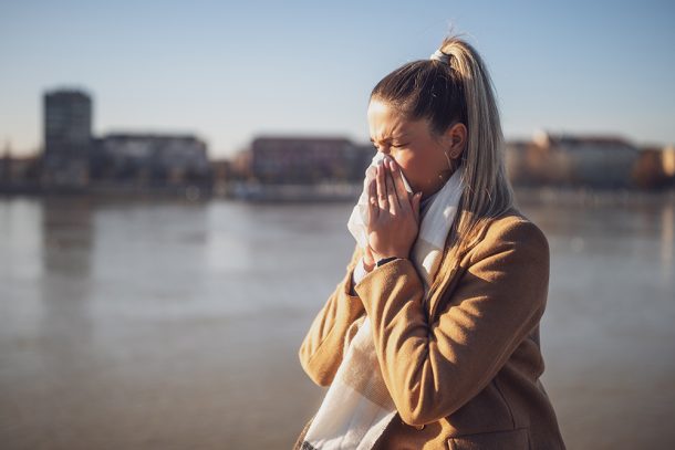 donna-con-raffreddore-congestione-nasale Donna con raffreddore che si soffia il naso contro la congestione nasale