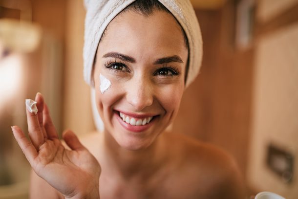 donna-crema-giorno-viso Donna applica la crema giorno sul viso