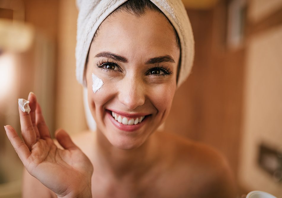 donna-crema-giorno-viso Donna applica la crema giorno sul viso