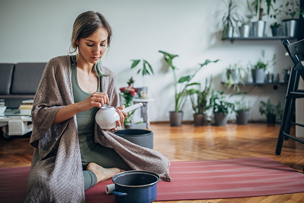 Donna che applica lavaggi nasali per supportare il sistema immunitario
