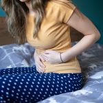 Donna con sintomo di bruciore durante la minzione