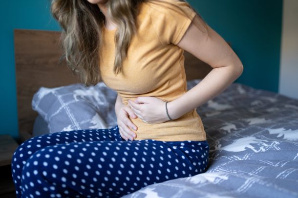 Donna con sintomo di bruciore durante la minzione