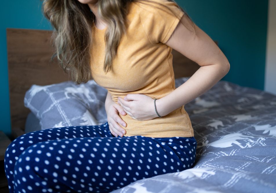 Donna con sintomo di bruciore durante la minzione