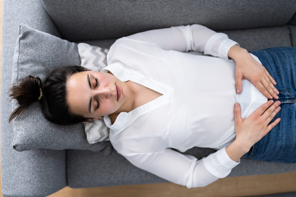 donna-su-divano-con-infezione-intima Donna con infezione intima che si rilassa sul divano di casa