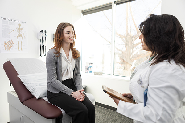 Donna si sottopone a visita ginecologica per una diagnosi accurata di candida vaginale